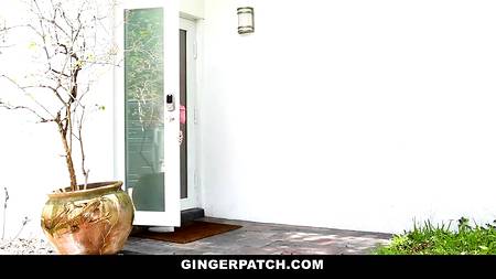 Рыжая шалунья  приятно проводит время на хую выносливого хахаля