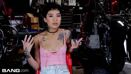 Темнокожая байкерша струйно кончает на хую довольного парня