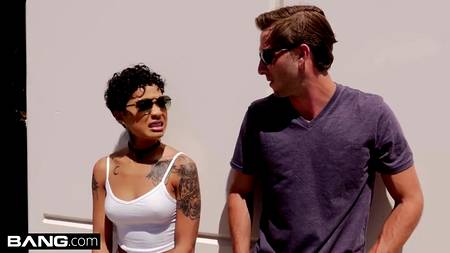 Темнокожая байкерша струйно кончает на хую довольного парня