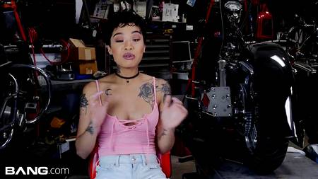 Темнокожая байкерша струйно кончает на хую довольного парня