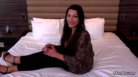 Знойная дама решилась на анал перед видеокамерой