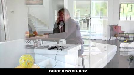 Рыжеволосая молодуха запрыгнула на шнягу зрелого мужчины