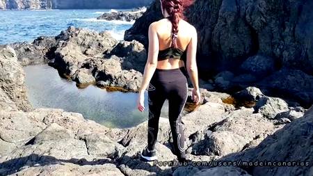 Малышка с большой натуральной грудью взяла в рот большой член