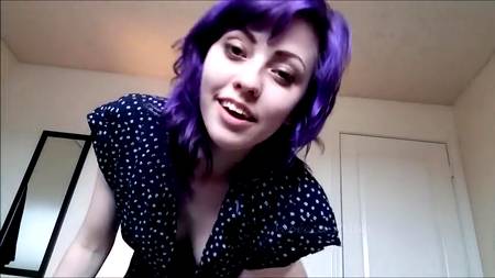 Стройная молодуха эротично шалит перед веб-камерой
