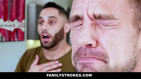 Мужики имеют в два ствола сисястую блондинку на кухонном столе