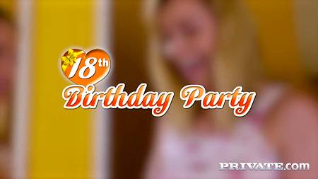 Привлекательные студентки ебут друг друга в туалете красным фалоэмитатором