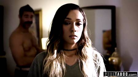 Вылизал манду шикарной телке перед долгим красивым сексом