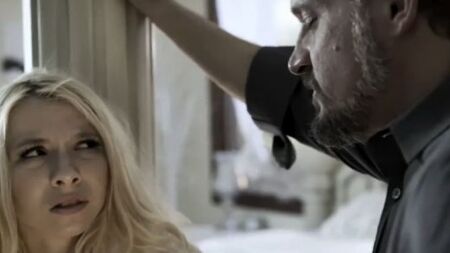 Старый чувак посадил на хуй худенькую блондинку и страстно ее отжарил