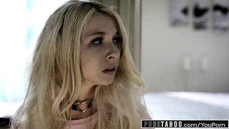 Старый чувак посадил на хуй худенькую блондинку и страстно ее отжарил