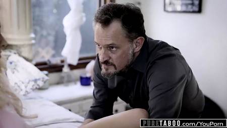 Старый чувак посадил на хуй худенькую блондинку и страстно ее отжарил