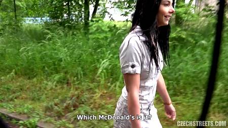 Пацан запикипал сучку и горячо оприходовал днем в парке