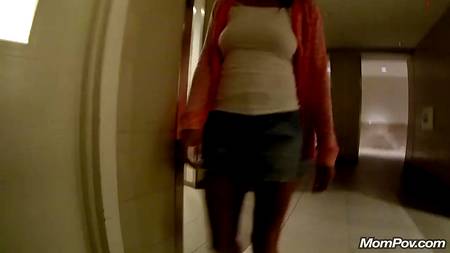 Страстная парочка снимает порно от первого лица в туалете ресторана