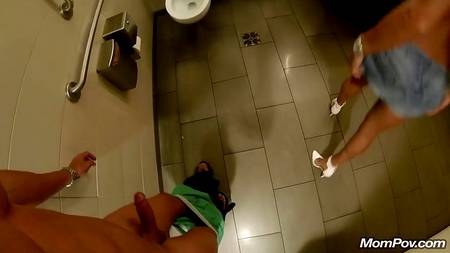 Страстная парочка снимает порно от первого лица в туалете ресторана