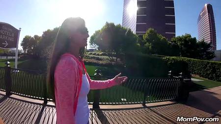 Страстная парочка снимает порно от первого лица в туалете ресторана