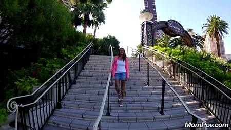 Страстная парочка снимает порно от первого лица в туалете ресторана