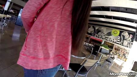 Страстная парочка снимает порно от первого лица в туалете ресторана