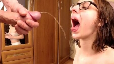 Похотливая парочка практикует писсинг в домашней обстановке