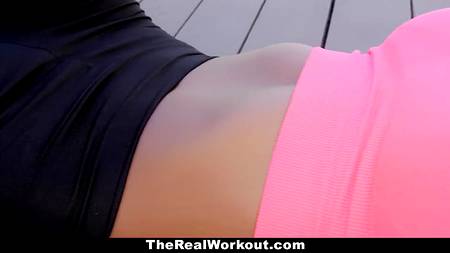 Темнокожая краля отдалась подглядывающему соседу