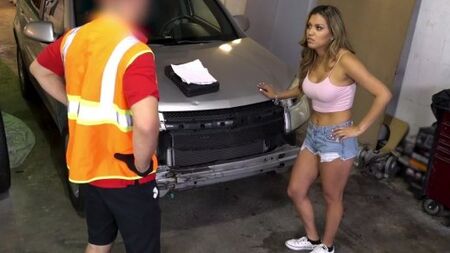 Автомеханик раскрутил сиськастую телку расплатиться за ремонт сексом