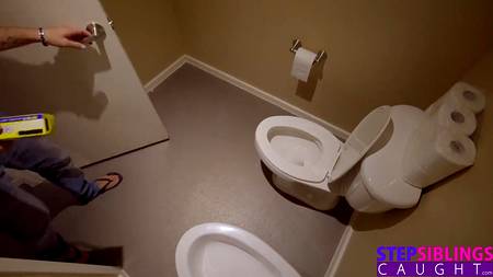 Молодая девка пьет вытекающую сперму из промежности подруги