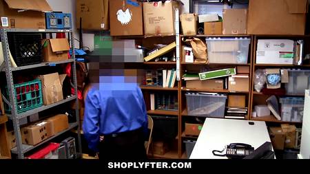 Охранник оприходовал на работе воровку и кончил ей на лицо