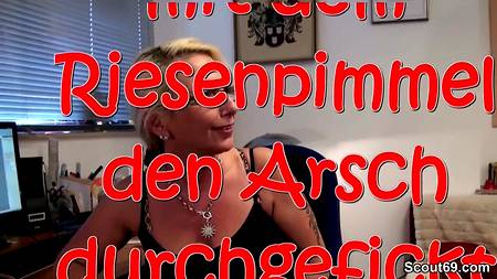 Милфа прыгает очком на твердом фаллосе молодого самца