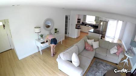 Чувак оприходовал воровку и забрызгал ее бритую киску спермой