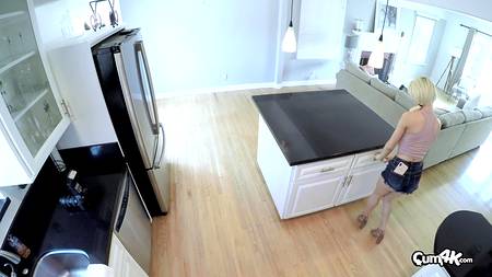 Чувак оприходовал воровку и забрызгал ее бритую киску спермой