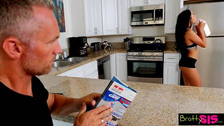 Отодрал на глазах у родителей похотливую девку с настоящей грудью