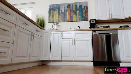 Отодрал на глазах у родителей похотливую девку с настоящей грудью