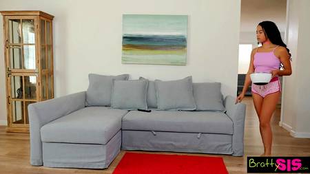 Отодрал на глазах у родителей похотливую девку с настоящей грудью