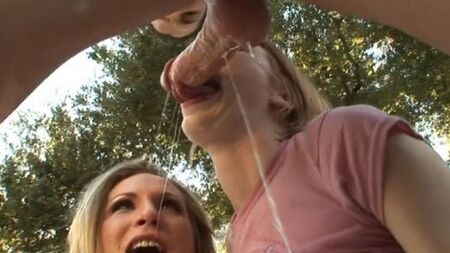 Обладатель большого члена вдул латинкам между аппетитных булок