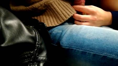 Соблазнил подружку пососать большой елдак в метро