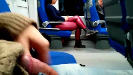 Соблазнил подружку пососать большой елдак в метро