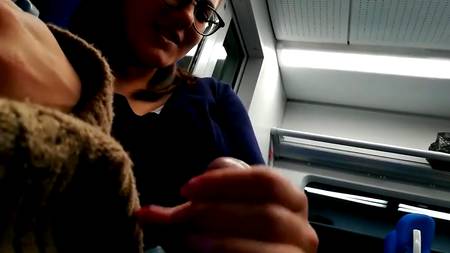 Соблазнил подружку пососать большой елдак в метро