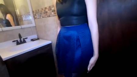 Ухажер натягивает в туалете запикапленную на вечеринке брюнетку