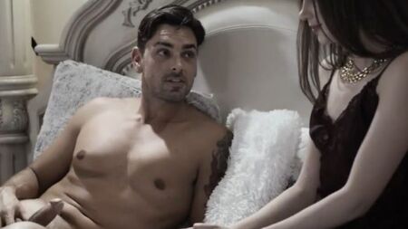 Брюнетка шалит с вакуумной помпой перед долгим сексом с любимым парнем