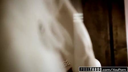 Брюнетка шалит с вакуумной помпой перед долгим сексом с любимым парнем