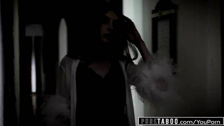 Брюнетка шалит с вакуумной помпой перед долгим сексом с любимым парнем