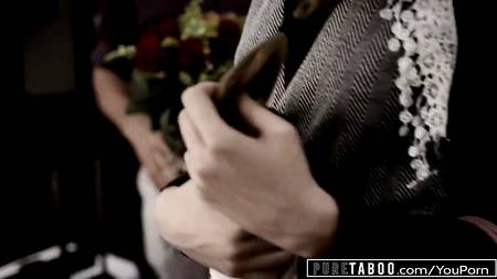 Брюнетка шалит с вакуумной помпой перед долгим сексом с любимым парнем