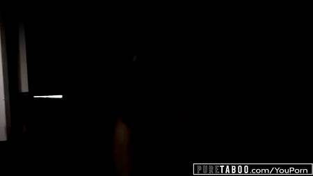 Брюнетка шалит с вакуумной помпой перед долгим сексом с любимым парнем