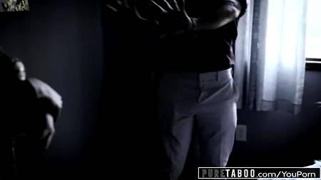 Брюнетка шалит с вакуумной помпой перед долгим сексом с любимым парнем