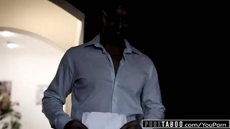 Брюнетка шалит с вакуумной помпой перед долгим сексом с любимым парнем