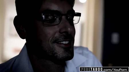 Брюнетка шалит с вакуумной помпой перед долгим сексом с любимым парнем