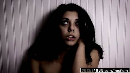 Заперли в комнате студентку и устроили жаркую групповуху