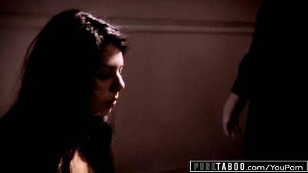 Заперли в комнате студентку и устроили жаркую групповуху