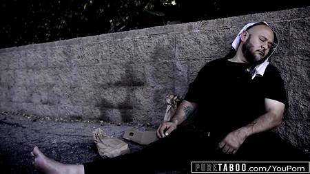 Заперли в комнате студентку и устроили жаркую групповуху