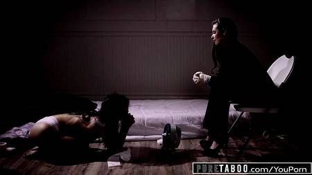 Заперли в комнате студентку и устроили жаркую групповуху