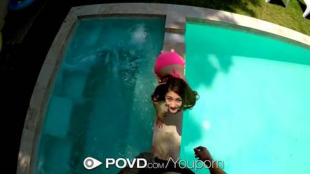 Худенькая девица дает себя трахать бойфренду в джакузи