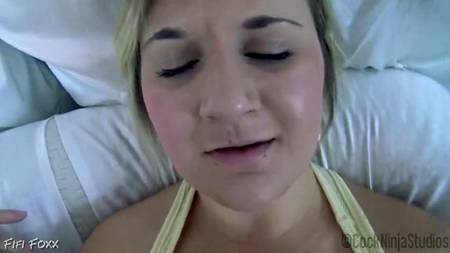 Сексапильная толстушка помогла мастурбирующему парню кончить